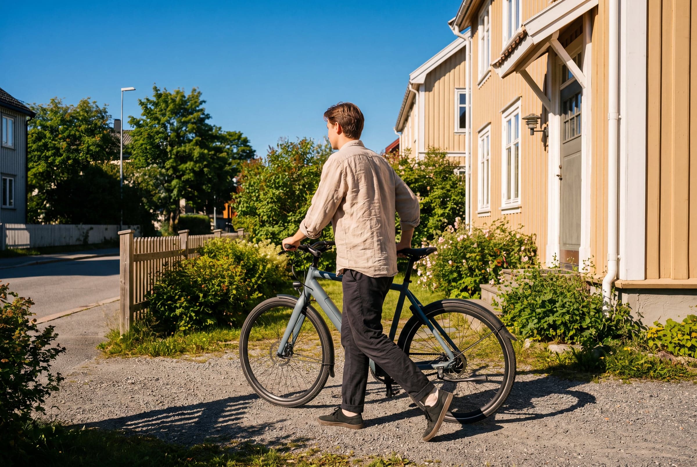 A Sykla mechanic wheels a City bike to the door of a wooden Trondheim house on a white morning.